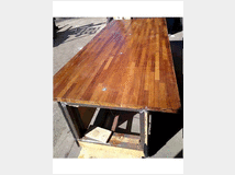 Tavolo in legno con piano listellare